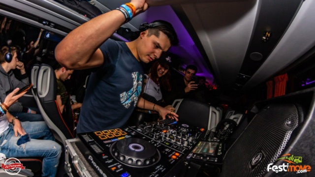 Un DJ mixe pour les passagers pendant le trajet à bord d'un bus Festimove