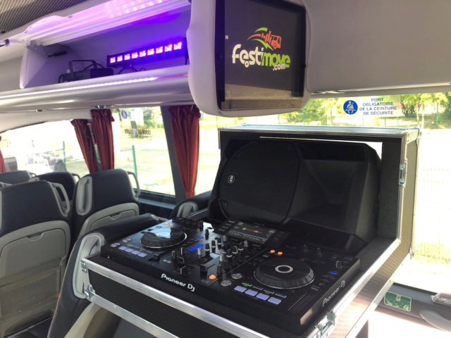 Platines Pioneer installées à l'avant d'un bus discothèque Festimove